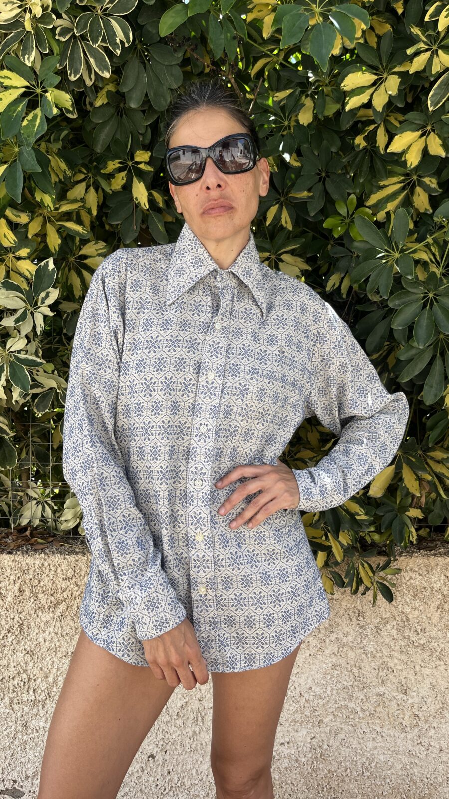 Camisa Vintage Años 70 con Estampado Azul Geométrico - Imagen 7
