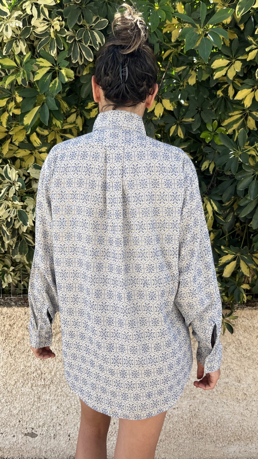 Camisa Vintage Años 70 con Estampado Azul Geométrico - Imagen 9