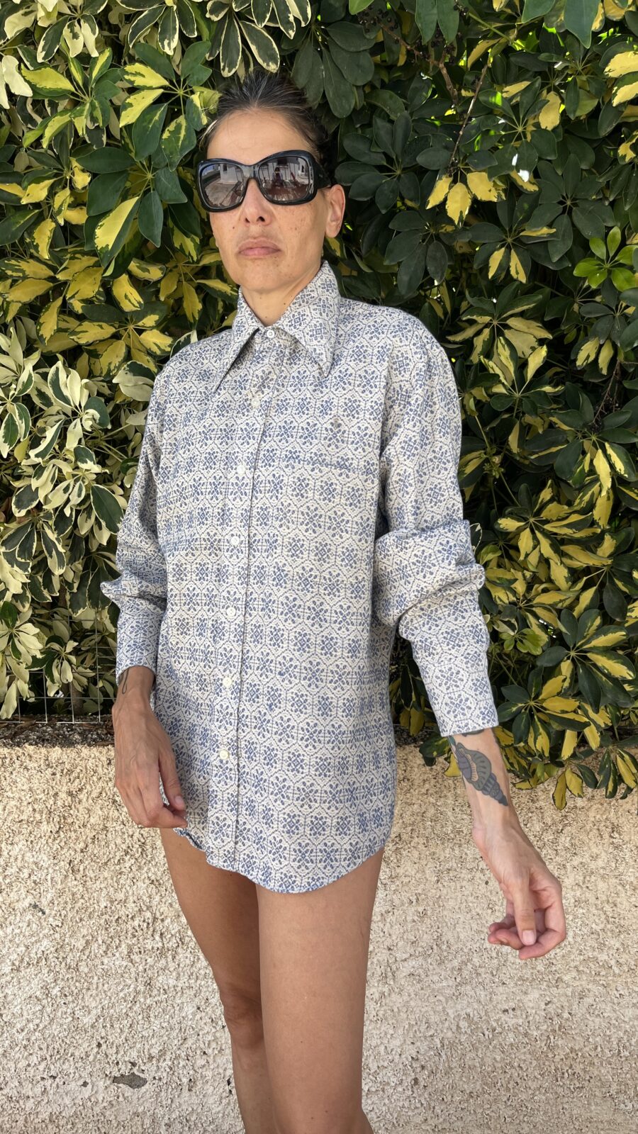 Camisa Vintage Años 70 con Estampado Azul Geométrico - Imagen 3