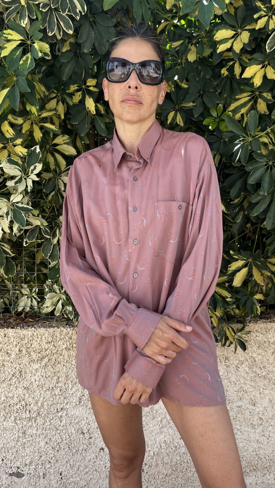 Camisa Unisex Vintage Persan de los Años 80 en Rosa Antiguo con Bordado Tonal - Imagen 6
