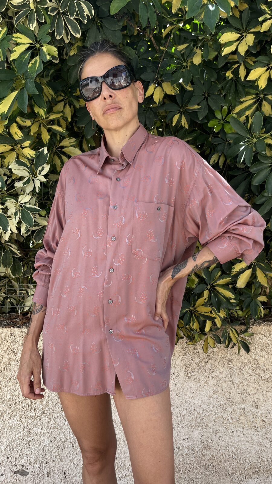 Camisa Unisex Vintage Persan de los Años 80 en Rosa Antiguo con Bordado Tonal - Imagen 2