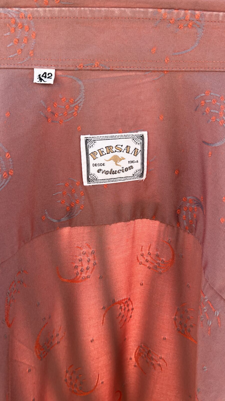 Camisa Unisex Vintage Persan de los Años 80 en Rosa Antiguo con Bordado Tonal - Imagen 13