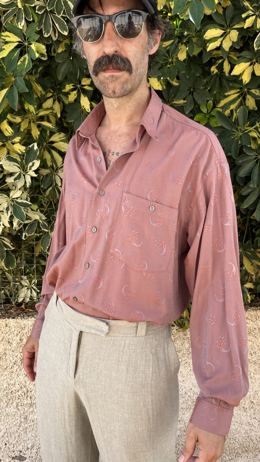 Camisa Unisex Vintage Persan de los Años 80 en Rosa Antiguo con Bordado Tonal - Imagen 5