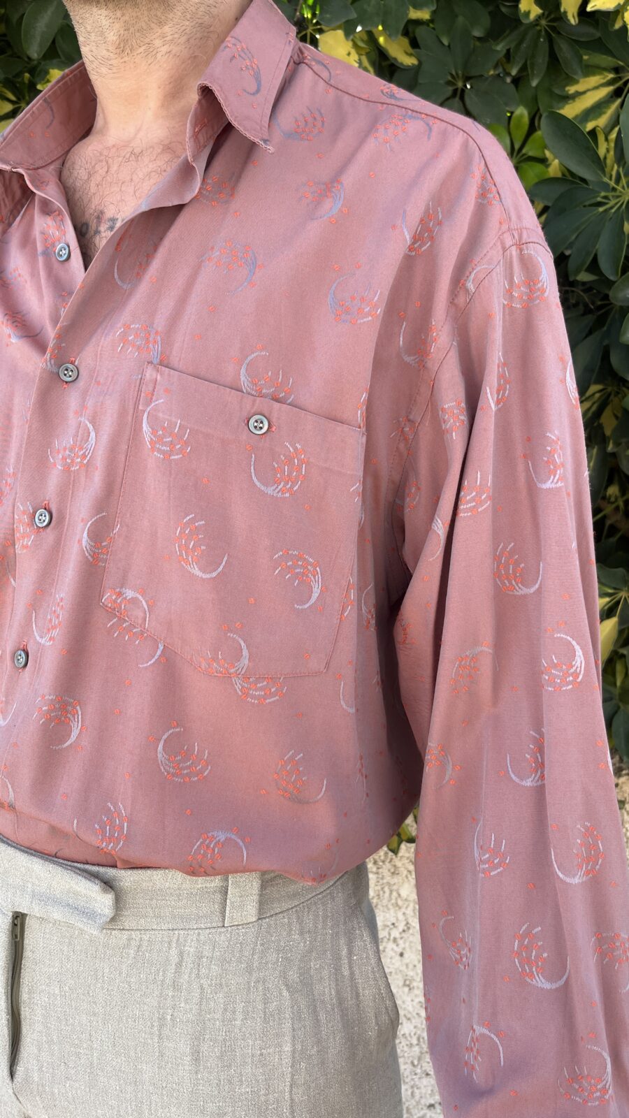 Camisa Unisex Vintage Persan de los Años 80 en Rosa Antiguo con Bordado Tonal - Imagen 12