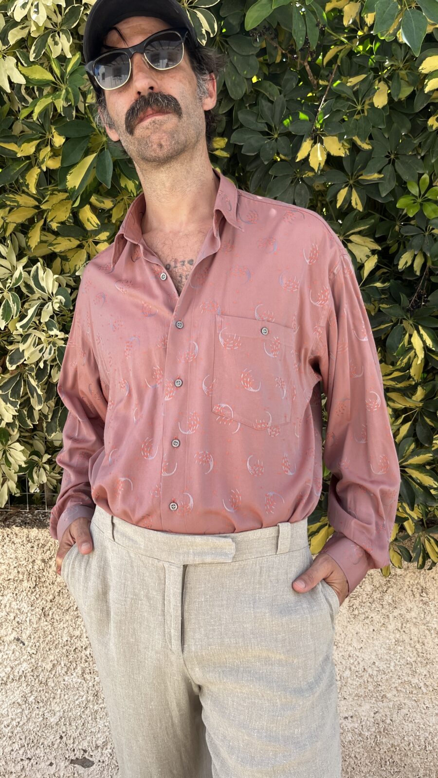 Camisa Unisex Vintage Persan de los Años 80 en Rosa Antiguo con Bordado Tonal - Imagen 3