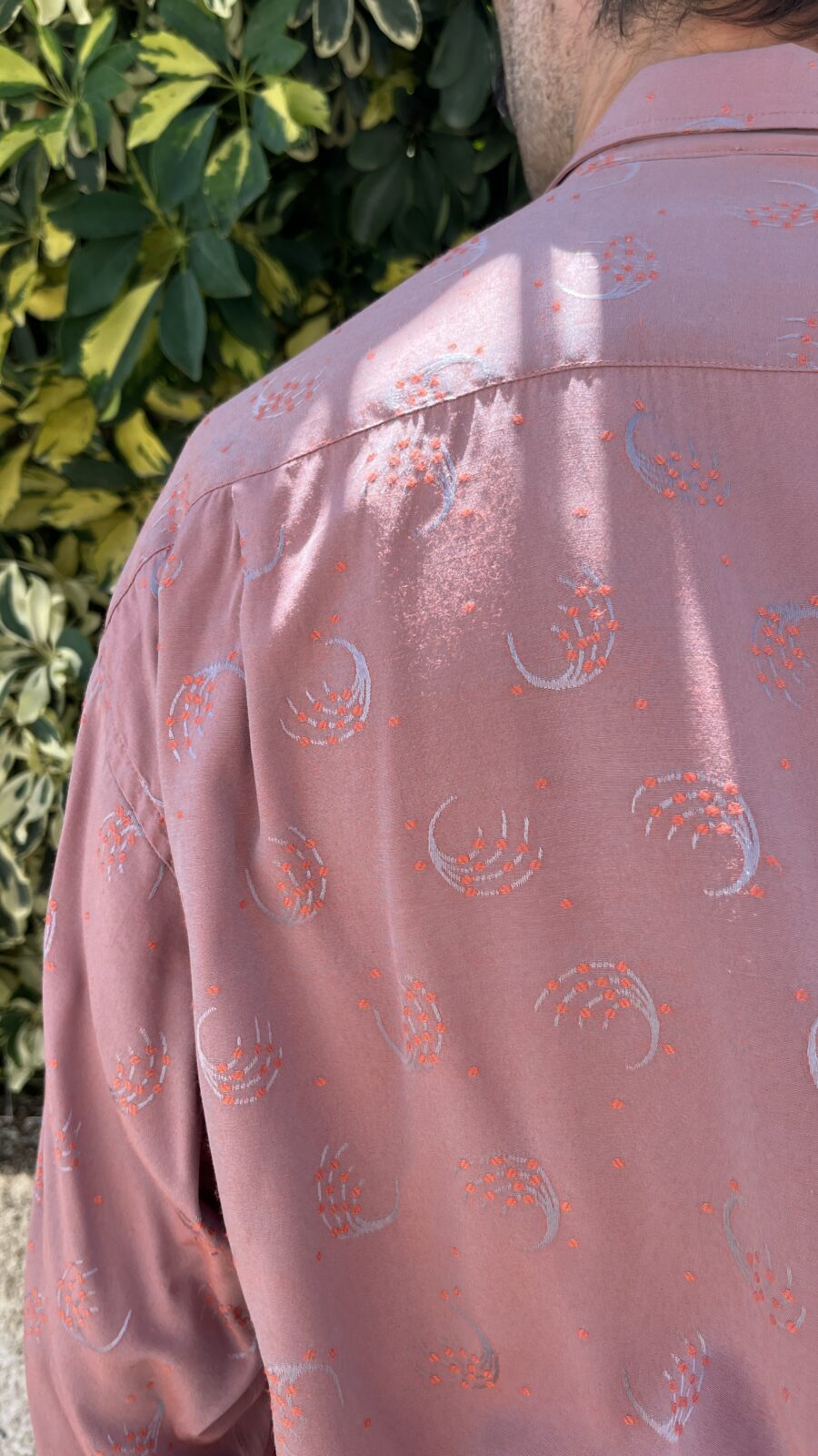 Camisa Unisex Vintage Persan de los Años 80 en Rosa Antiguo con Bordado Tonal - Imagen 10