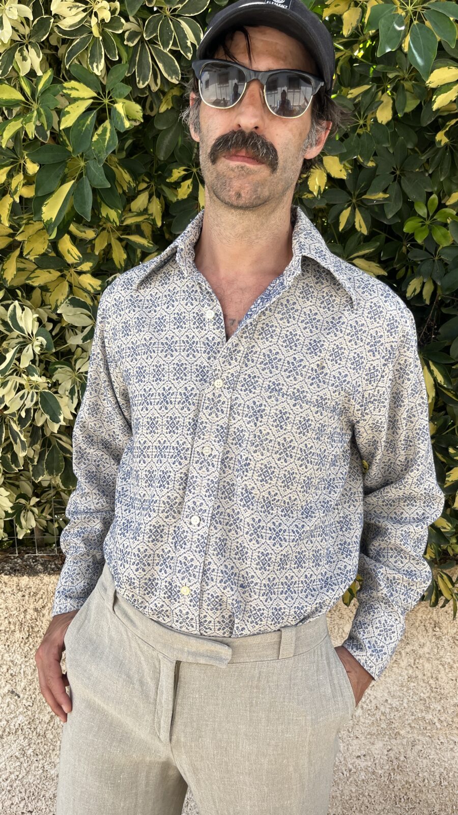Camisa Vintage Años 70 con Estampado Azul Geométrico - Imagen 2