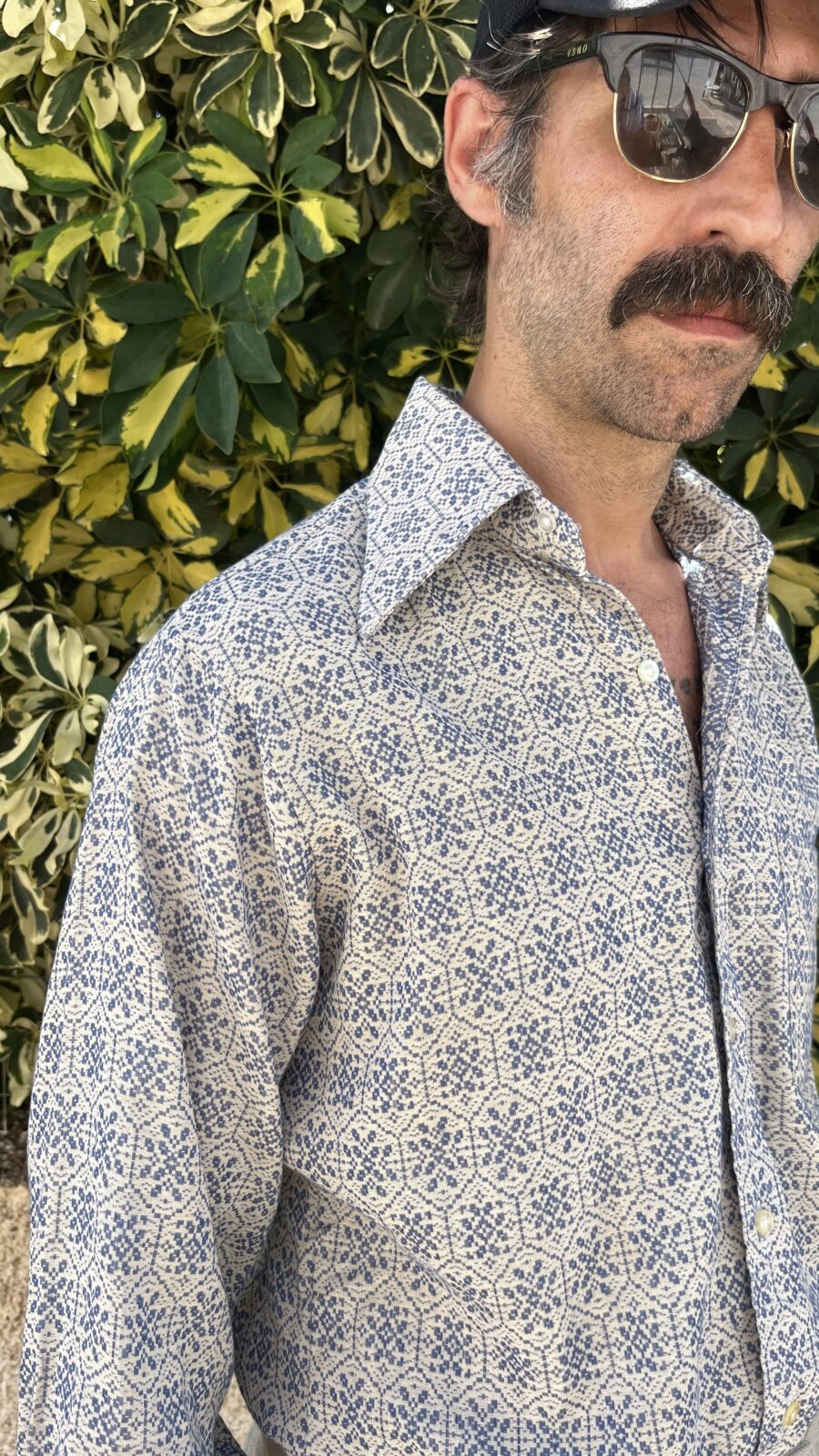 Camisa Vintage Años 70 con Estampado Azul Geométrico - Imagen 6