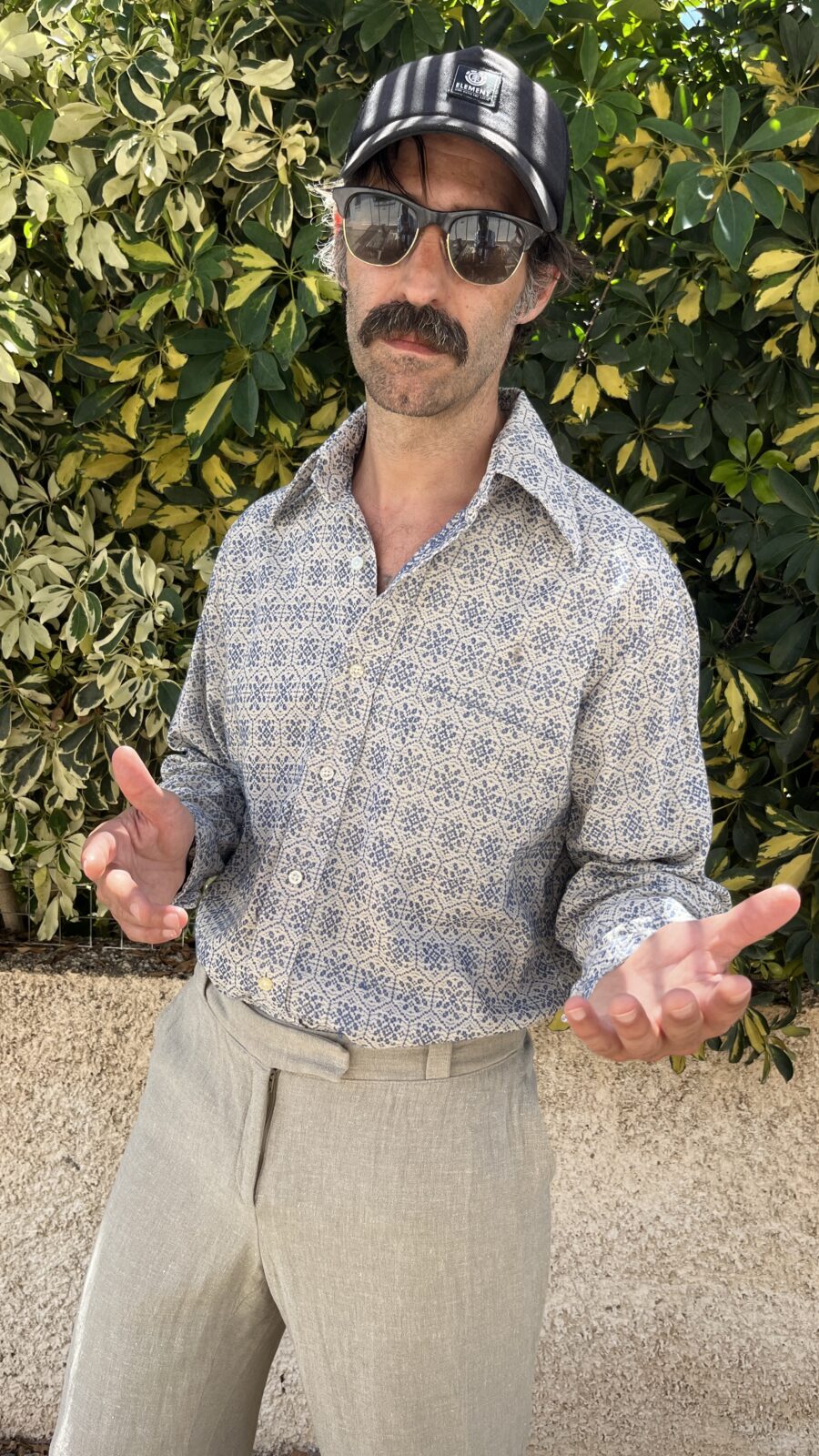 Camisa Vintage Años 70 con Estampado Azul Geométrico - Imagen 4