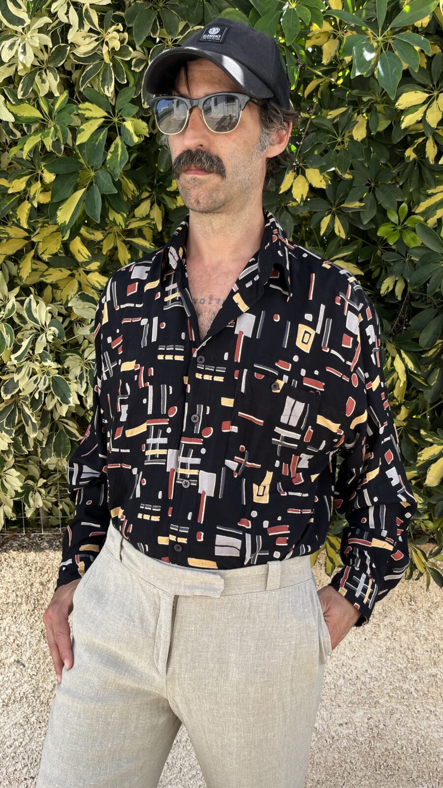 Camisa Vintage Negra Años 80 con Estampado Abstracto Geométrico - Imagen 9