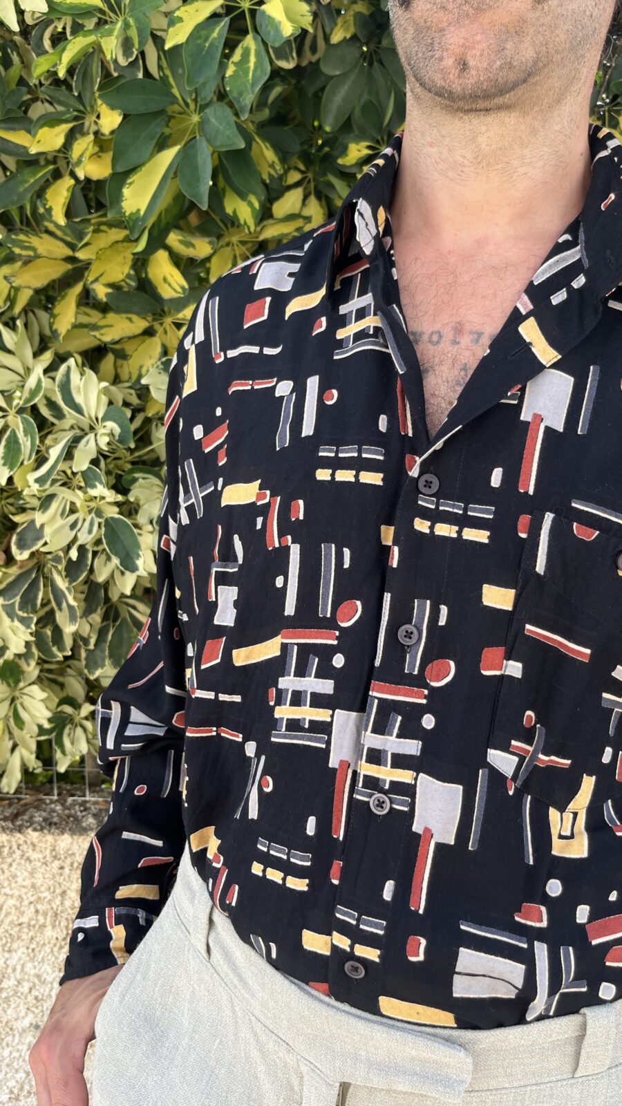 Camisa Vintage Negra Años 80 con Estampado Abstracto Geométrico - Imagen 7