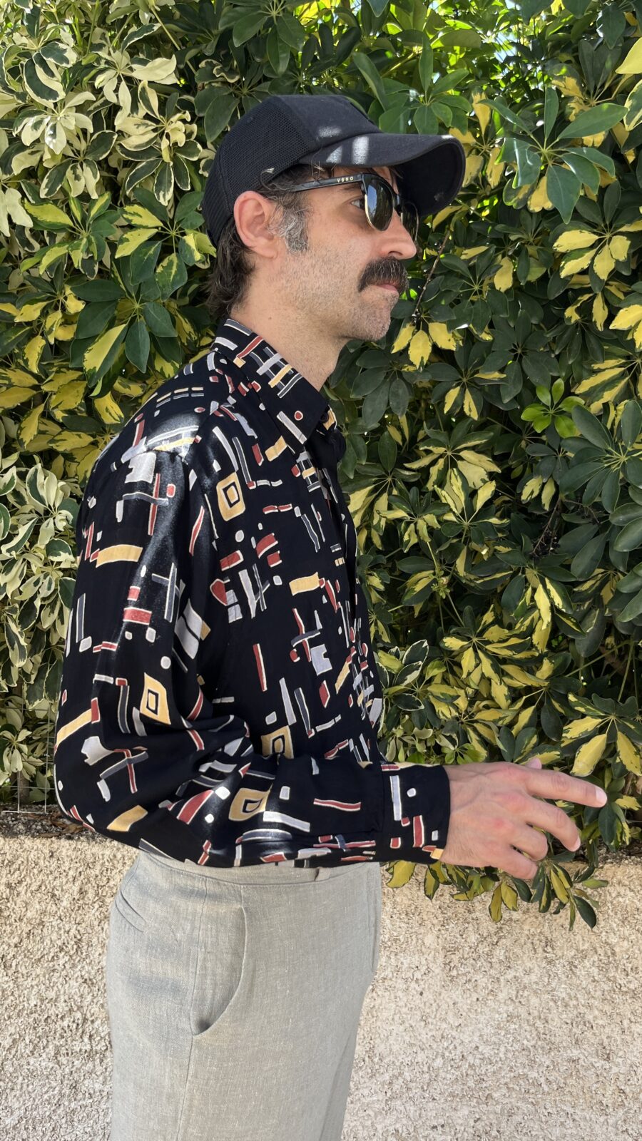Camisa Vintage Negra Años 80 con Estampado Abstracto Geométrico - Imagen 11