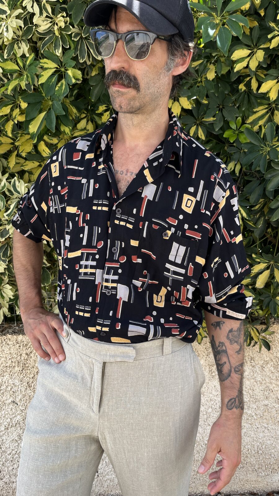 Camisa Vintage Negra Años 80 con Estampado Abstracto Geométrico - Imagen 5