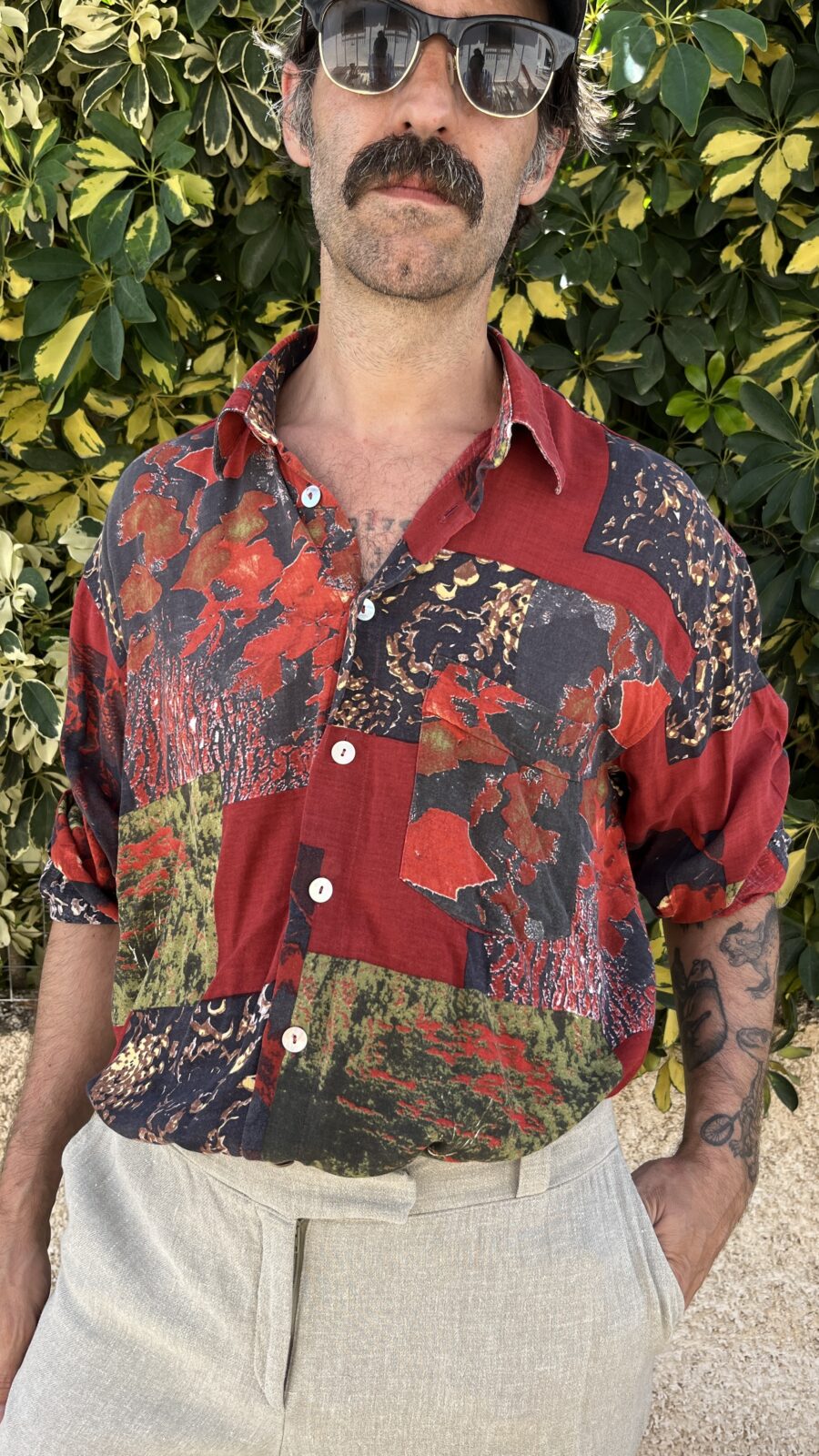 Camisa Vintage unisex Jean Maseric Años 80 con Estampado Abstracto en Rojo y Verde - Imagen 7