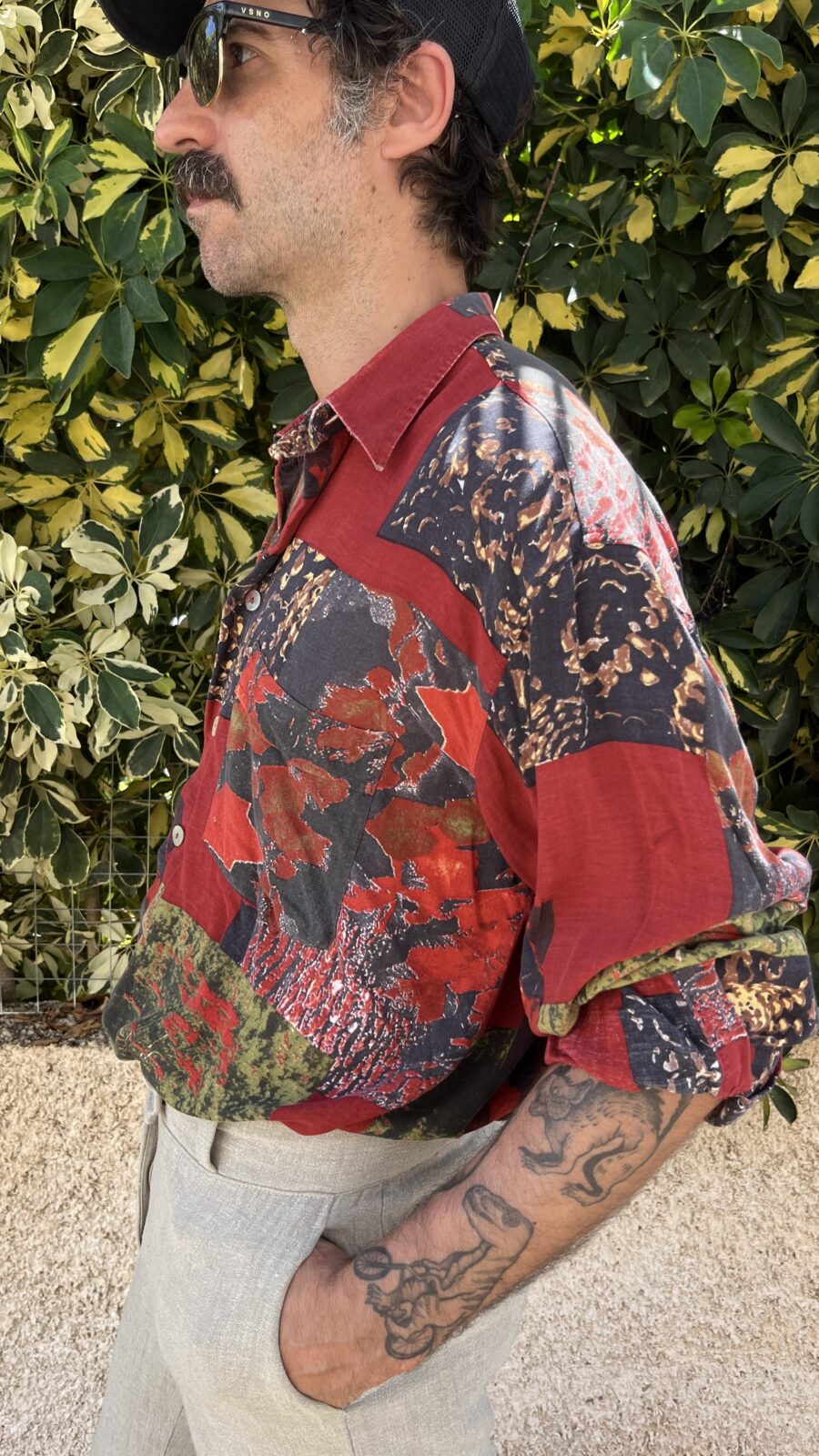 Camisa Vintage unisex Jean Maseric Años 80 con Estampado Abstracto en Rojo y Verde - Imagen 9
