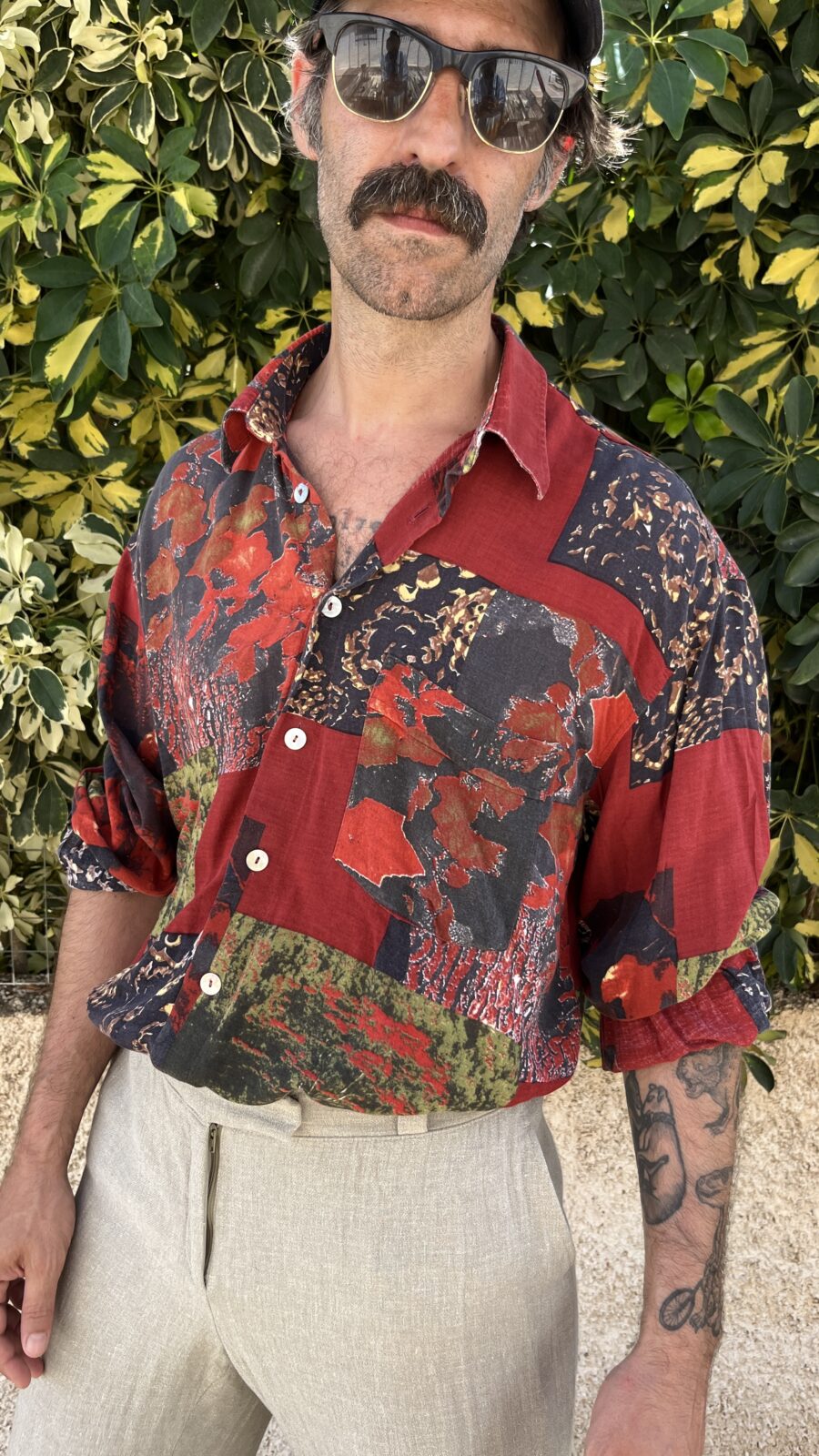 Camisa Vintage unisex Jean Maseric Años 80 con Estampado Abstracto en Rojo y Verde - Imagen 3