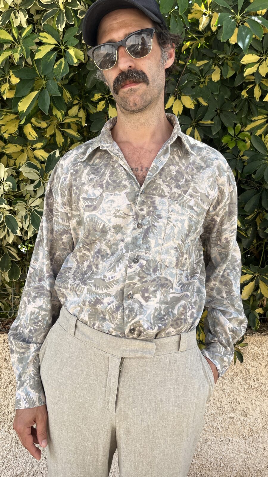 Camisa Vintage Unisex Años 80 con Estampado Abstracto Tropical - Imagen 9