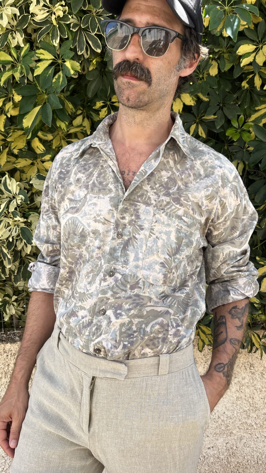 Camisa Vintage Unisex Años 80 con Estampado Abstracto Tropical - Imagen 5
