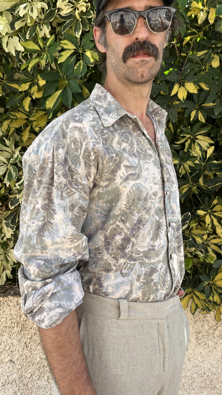 Camisa Vintage Unisex Años 80 con Estampado Abstracto Tropical - Imagen 3