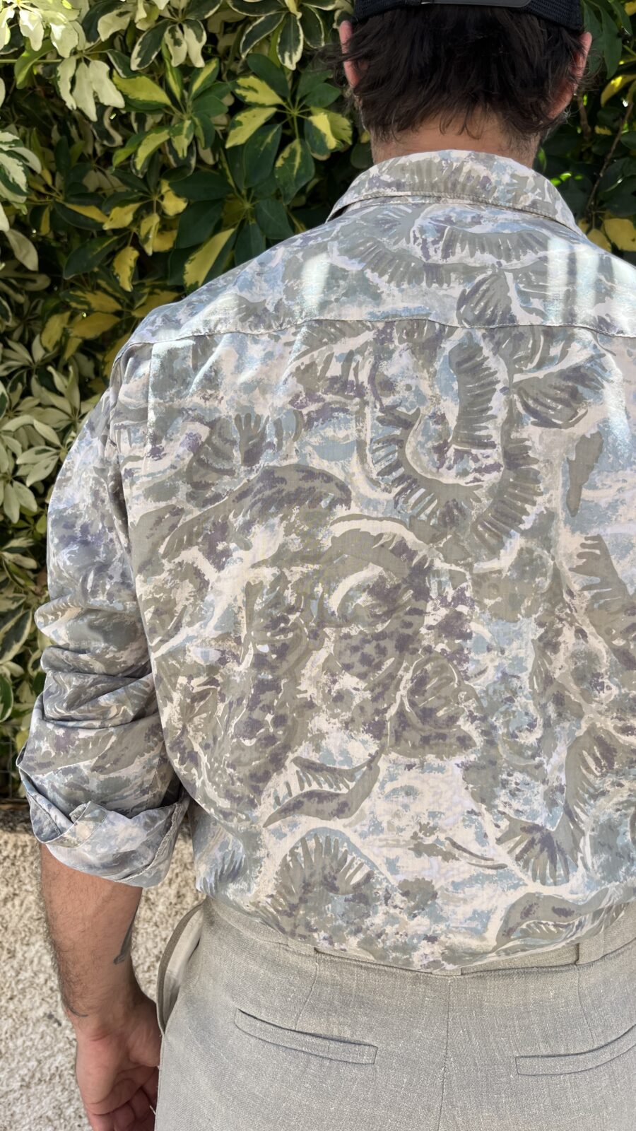 Camisa Vintage Unisex Años 80 con Estampado Abstracto Tropical - Imagen 12