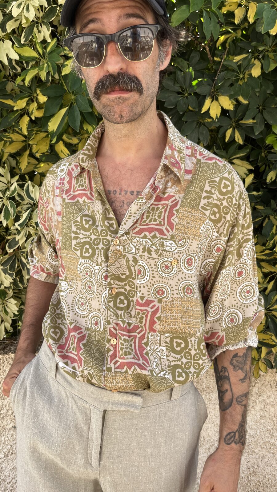 Camisa Unisex Vintage Años 80 de Rayón con Estampado Geométrico Verde y Coral - Imagen 5