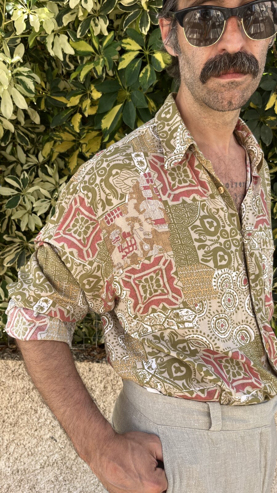 Camisa Unisex Vintage Años 80 de Rayón con Estampado Geométrico Verde y Coral - Imagen 3