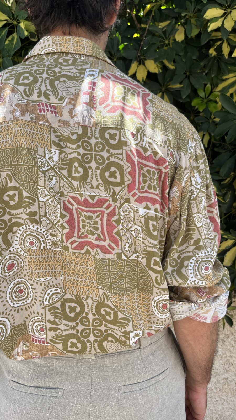 Camisa Unisex Vintage Años 80 de Rayón con Estampado Geométrico Verde y Coral - Imagen 9