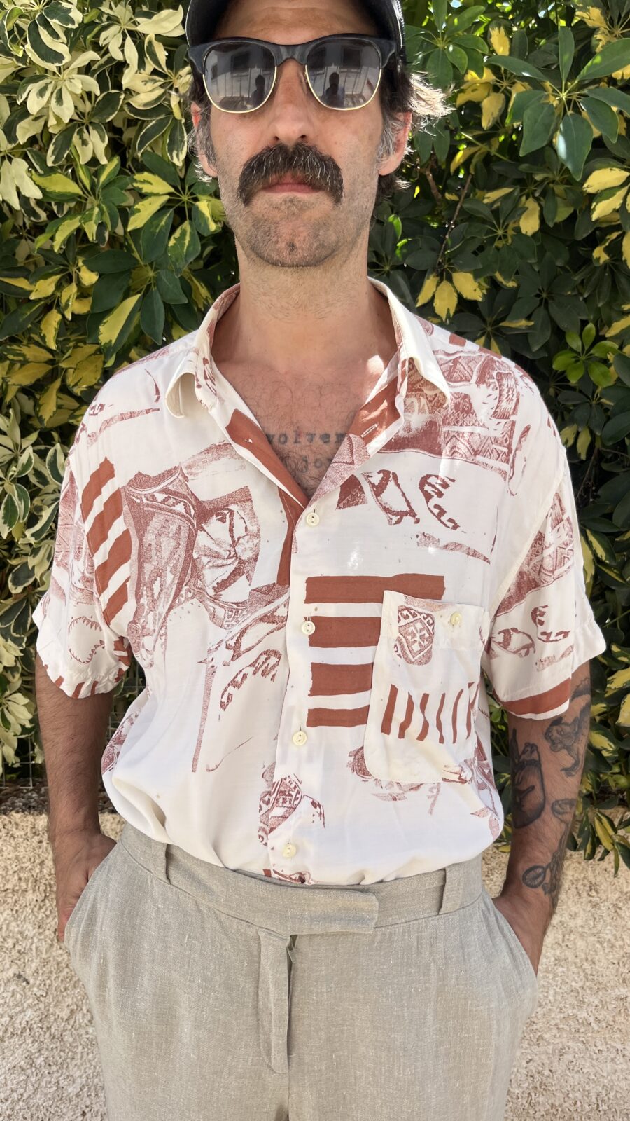 Camisa Unisex Vintage Años 80 con Estampado Étnico en Burdeos y Blanco - Imagen 3