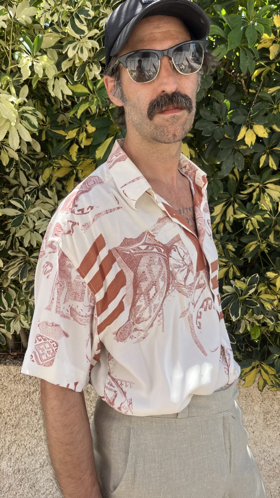 Camisa Unisex Vintage Años 80 con Estampado Étnico en Burdeos y Blanco - Imagen 5