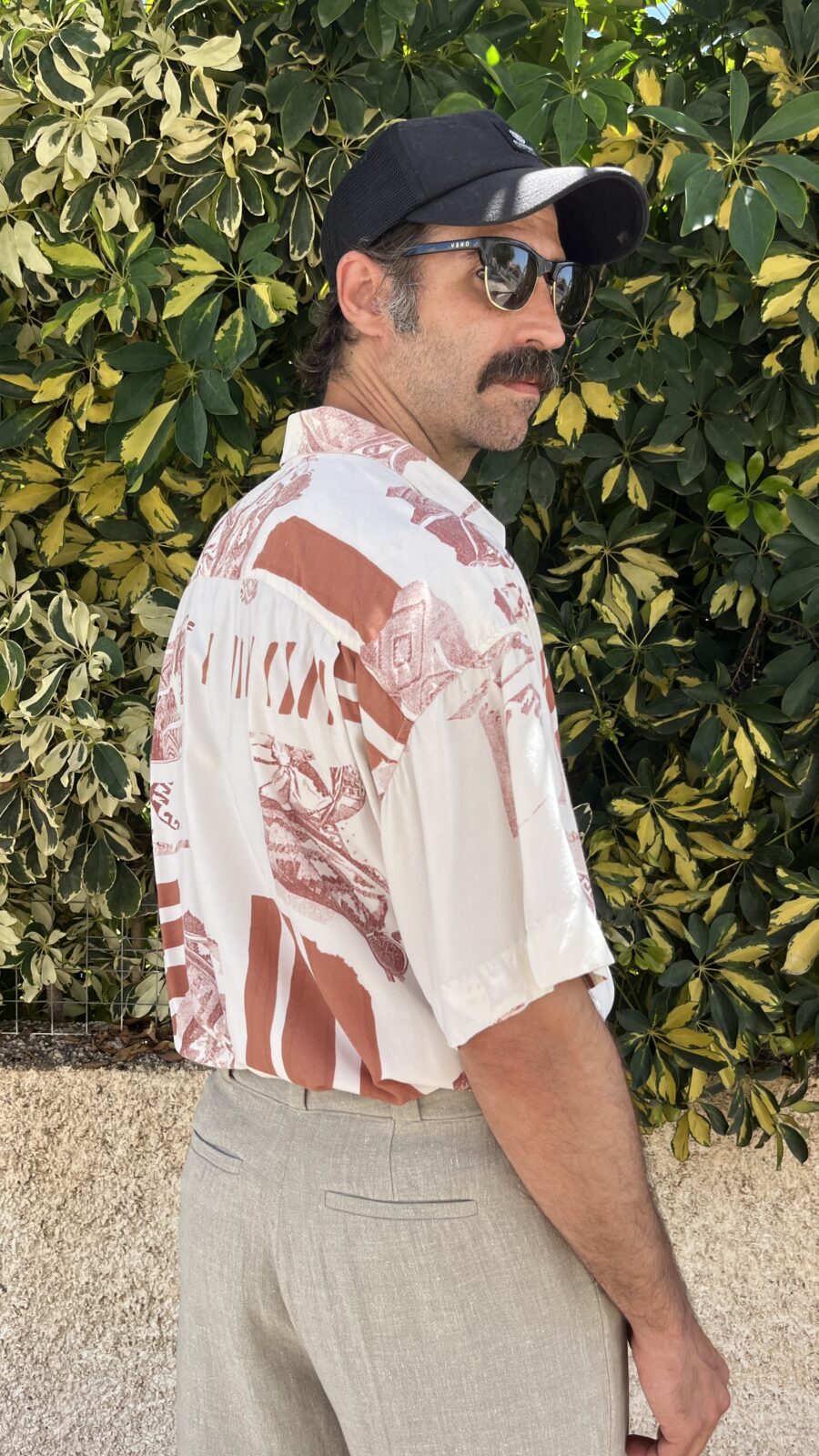 Camisa Unisex Vintage Años 80 con Estampado Étnico en Burdeos y Blanco - Imagen 9
