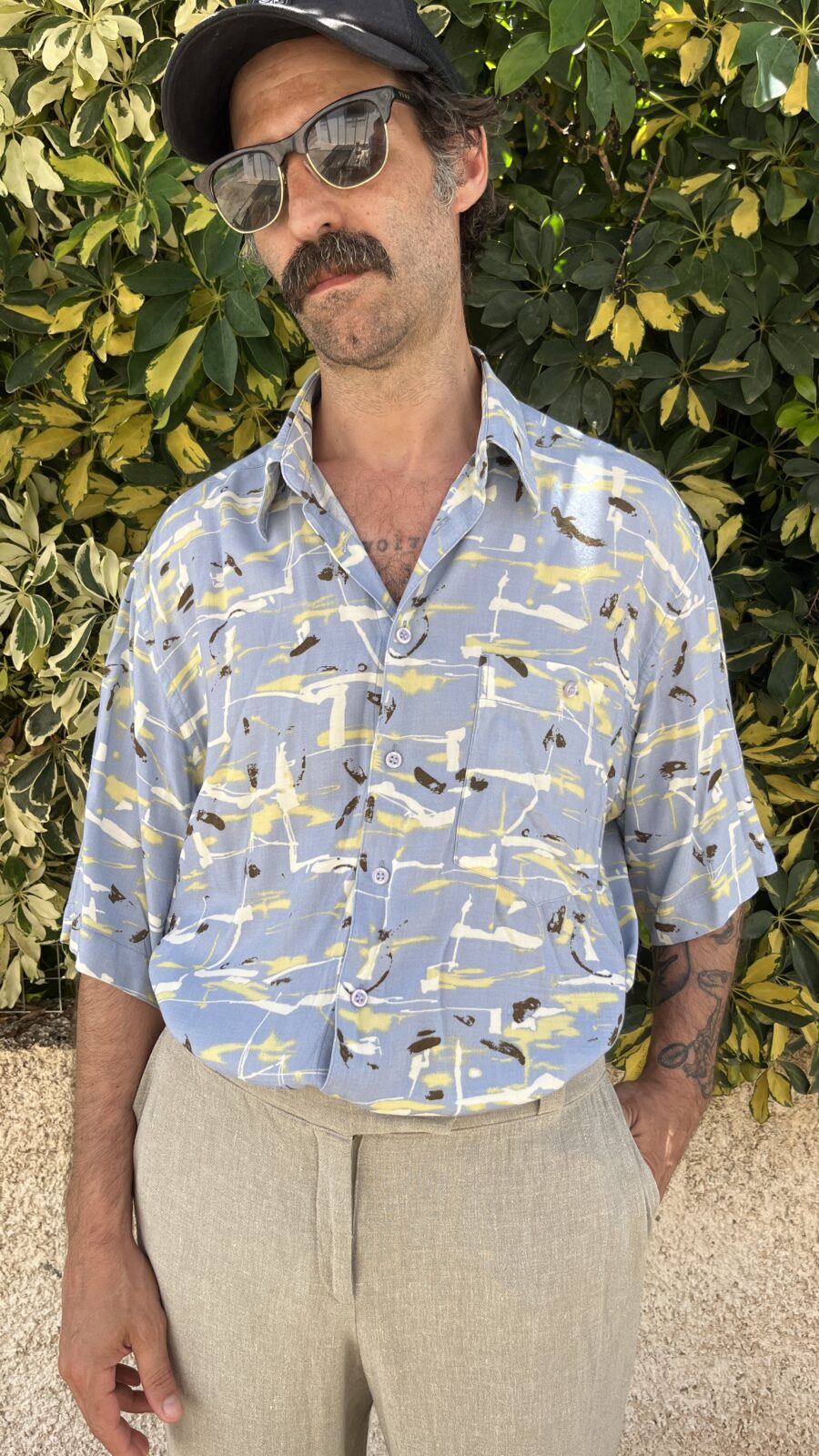 Camisa Unisex de Viscosa Años 80 con Estampado Abstracto Azul y Amarillo - Imagen 3