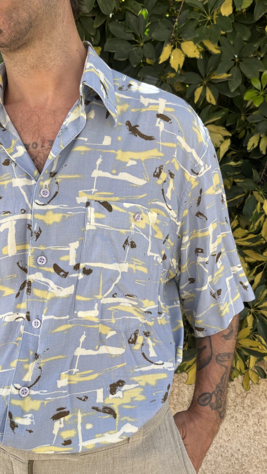 Camisa Unisex de Viscosa Años 80 con Estampado Abstracto Azul y Amarillo - Imagen 9