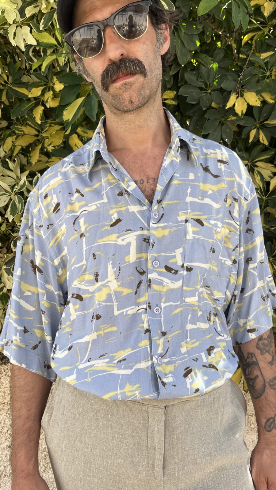 Camisa Unisex de Viscosa Años 80 con Estampado Abstracto Azul y Amarillo - Imagen 7