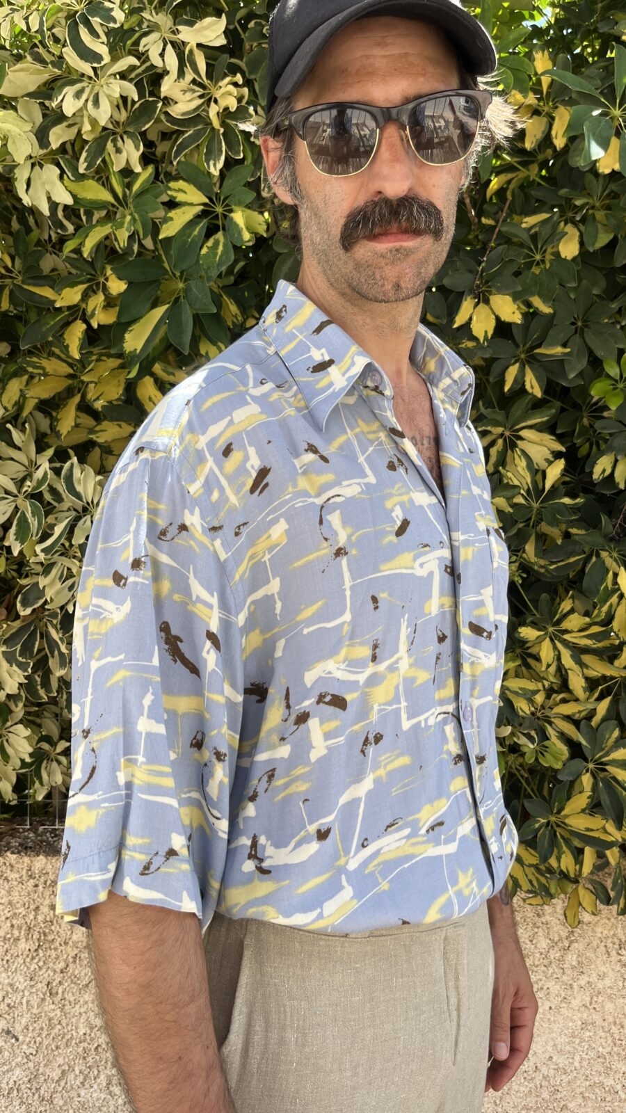 Camisa Unisex de Viscosa Años 80 con Estampado Abstracto Azul y Amarillo - Imagen 5
