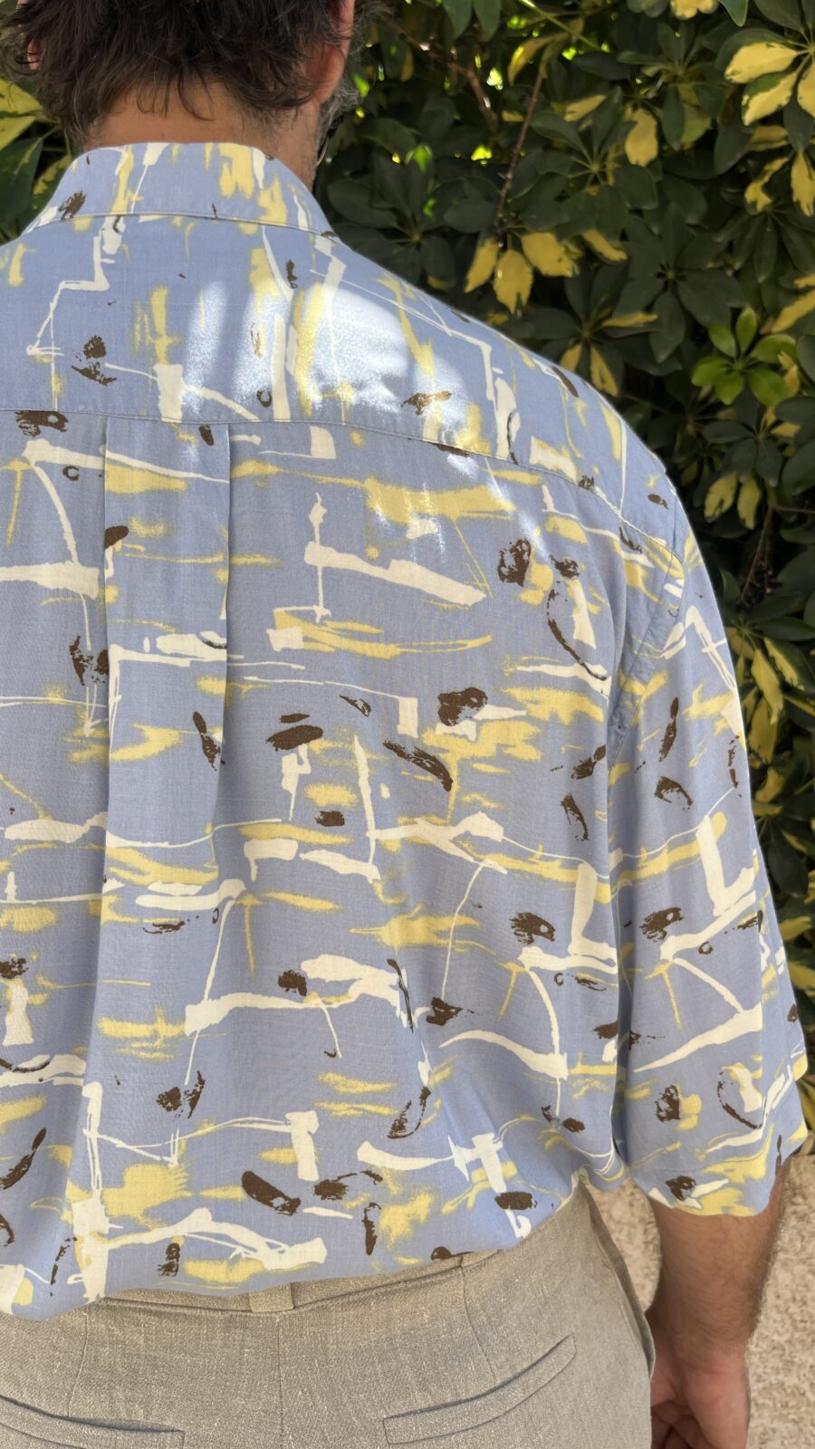 Camisa Unisex de Viscosa Años 80 con Estampado Abstracto Azul y Amarillo - Imagen 8