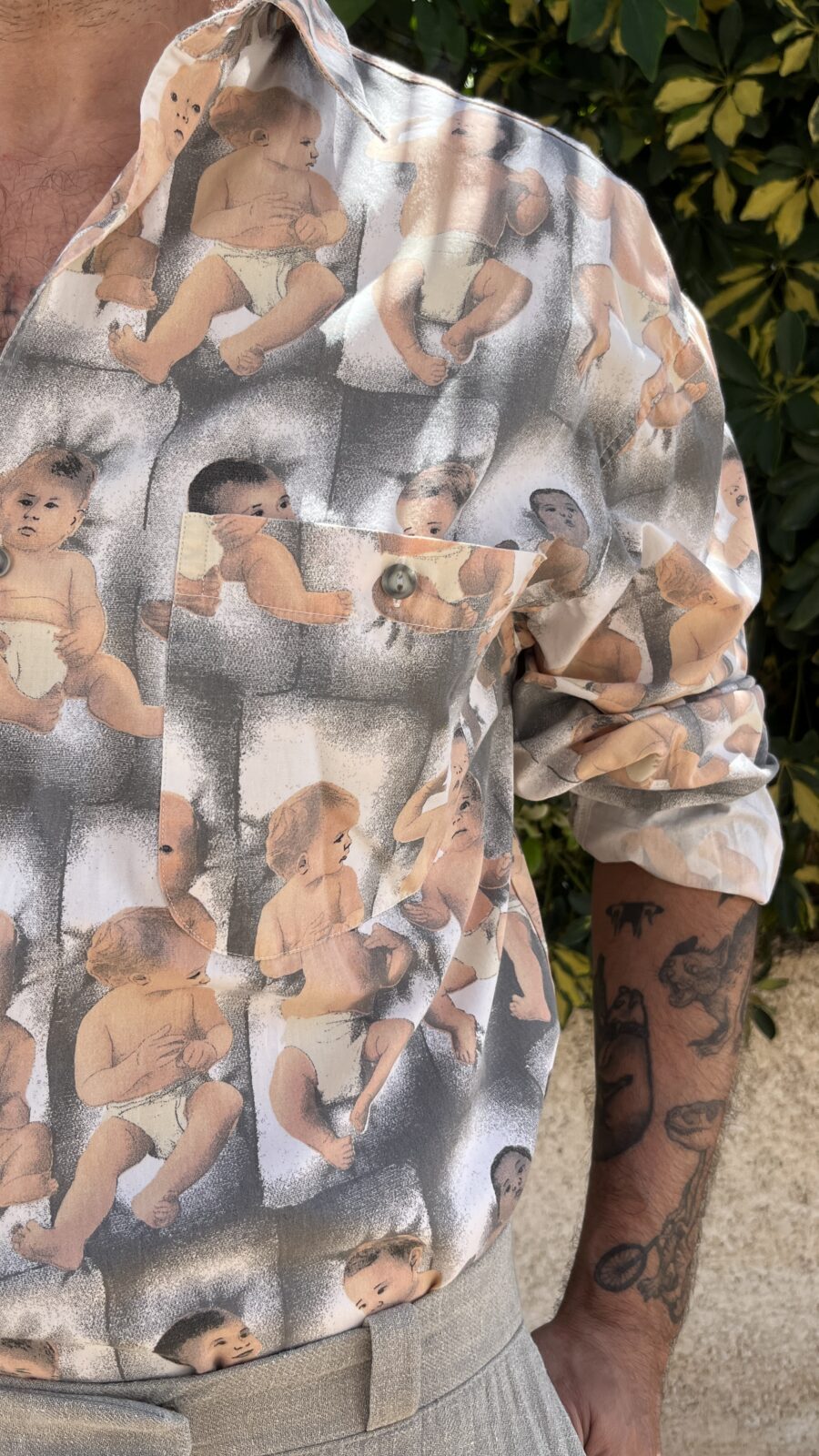 Camisa Unisex Vintage Años 80 con Estampado de Bebés – Made in Spain - Imagen 7