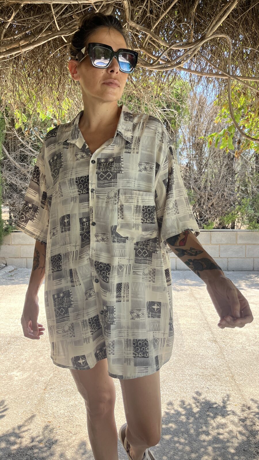 Camisa Vintage Años 80 con Estampado Abstracto en Tonos Grises - Imagen 5