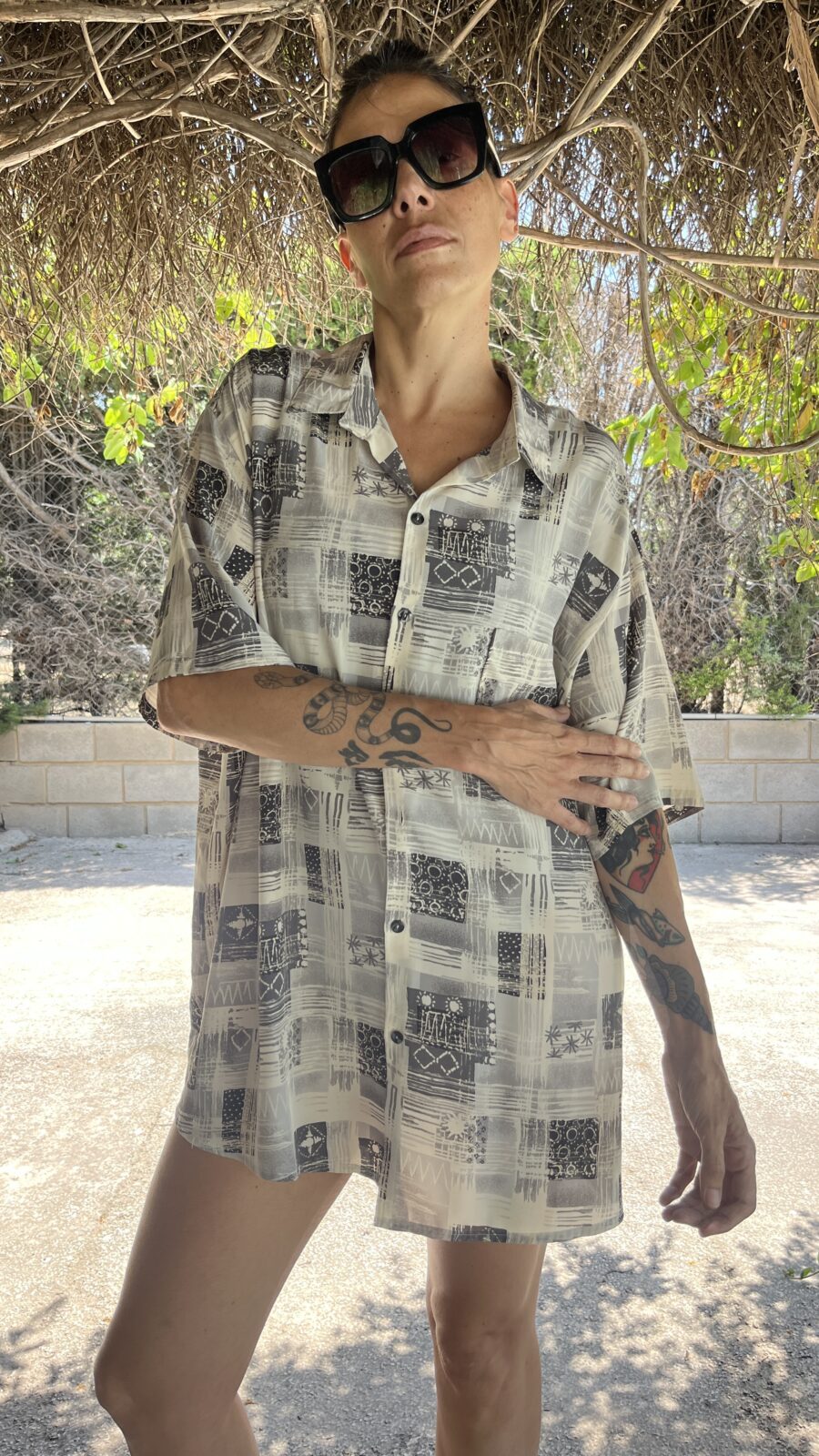 Camisa Vintage Años 80 con Estampado Abstracto en Tonos Grises - Imagen 3