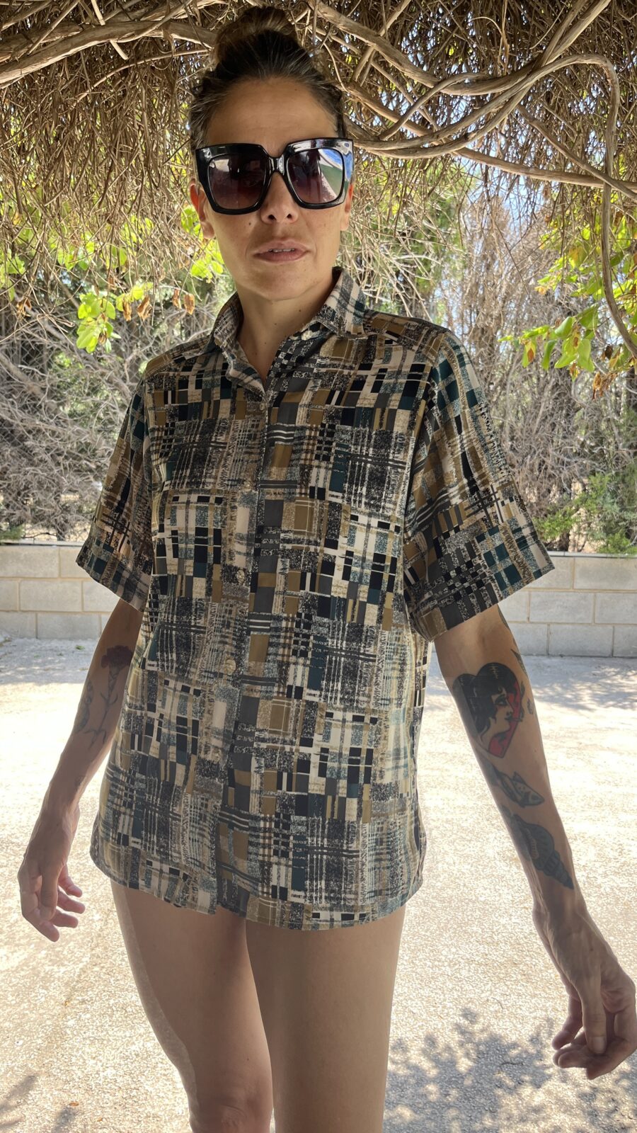 Camisa Vintage Años 80 con Estampado Abstracto en Tonos Tierra - Imagen 2