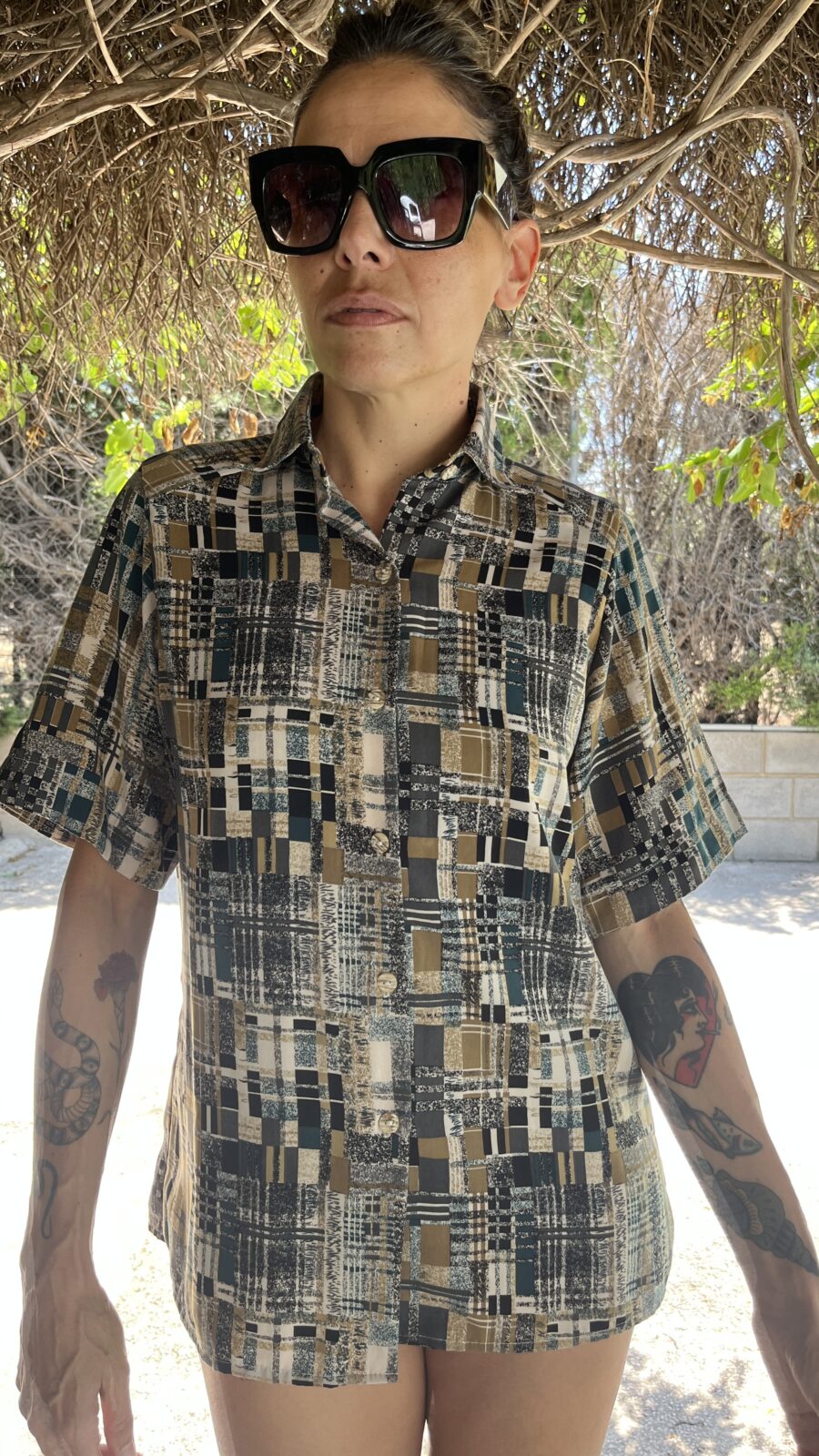 Camisa Vintage Años 80 con Estampado Abstracto en Tonos Tierra - Imagen 6