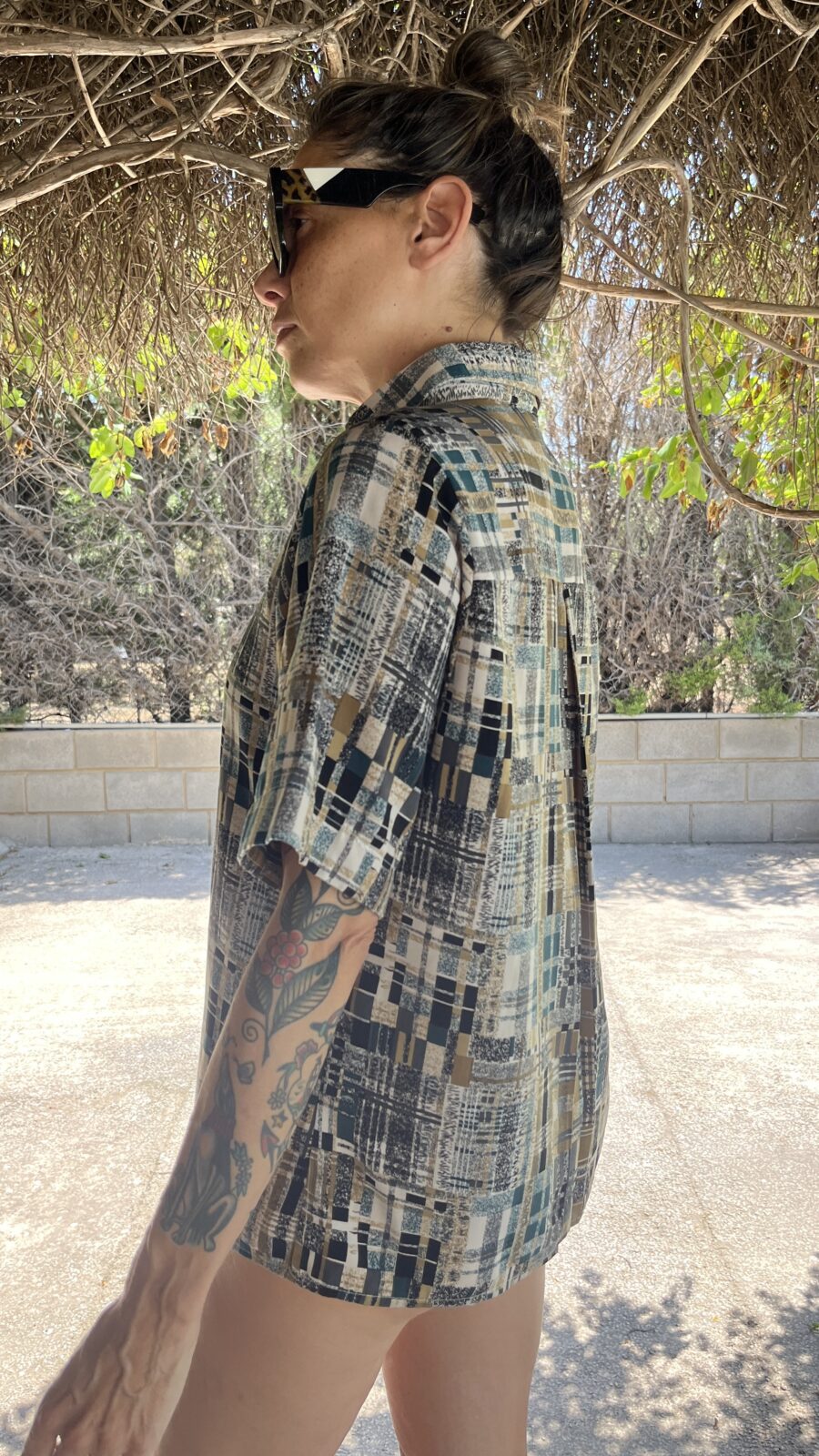 Camisa Vintage Años 80 con Estampado Abstracto en Tonos Tierra - Imagen 4