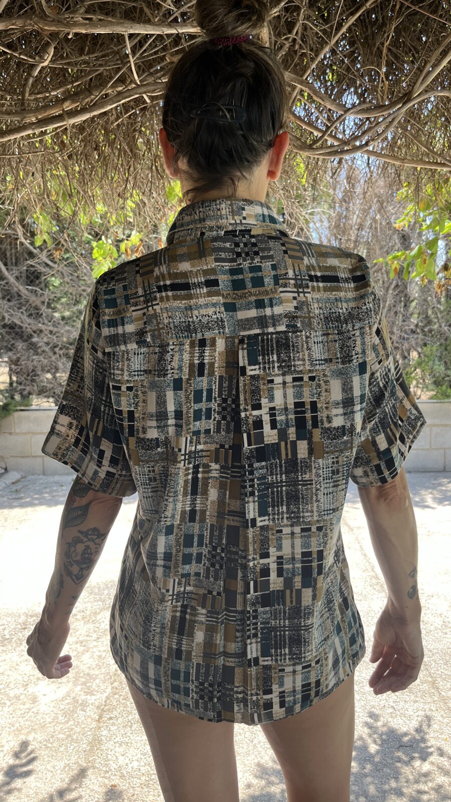 Camisa Vintage Años 80 con Estampado Abstracto en Tonos Tierra - Imagen 8