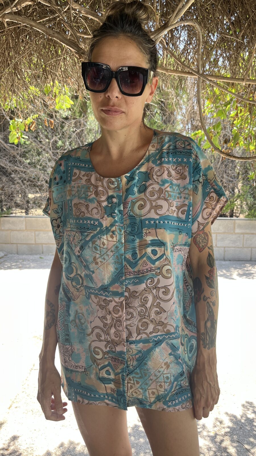 Camisa Vintage NEW FAST con Estampado Abstracto en Tonos Turquesa y Arena - Imagen 2