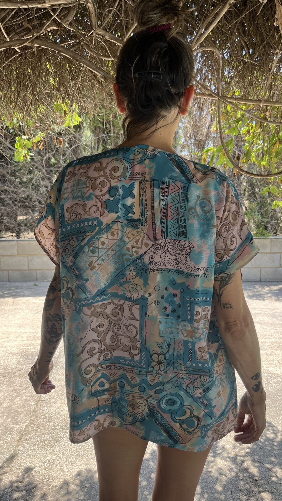 Camisa Vintage NEW FAST con Estampado Abstracto en Tonos Turquesa y Arena - Imagen 8