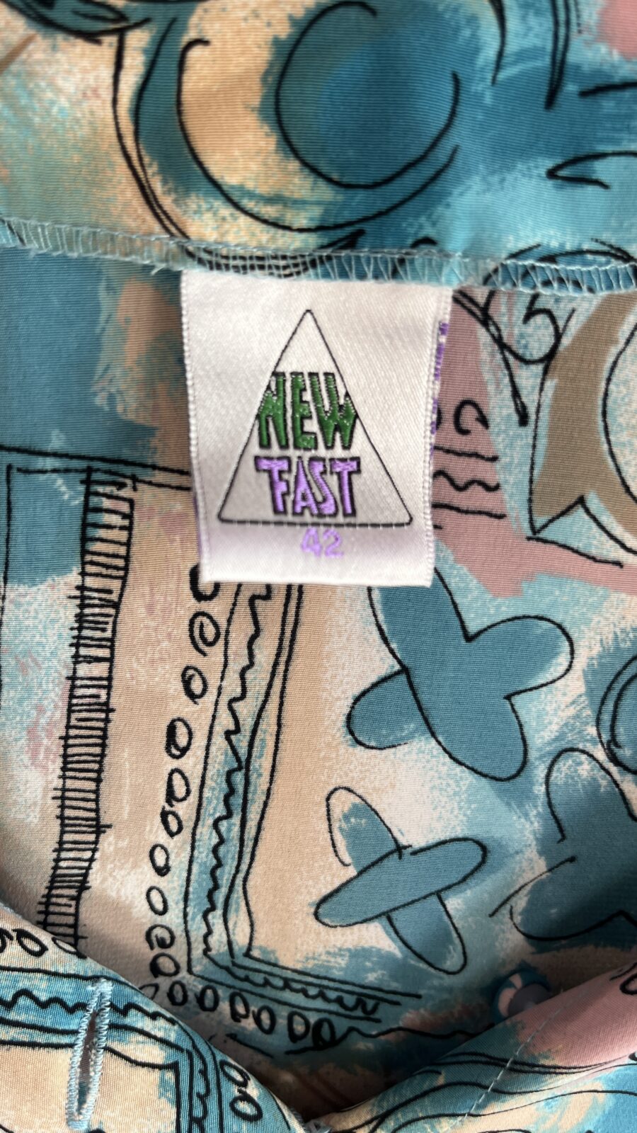 Camisa Vintage NEW FAST con Estampado Abstracto en Tonos Turquesa y Arena - Imagen 13