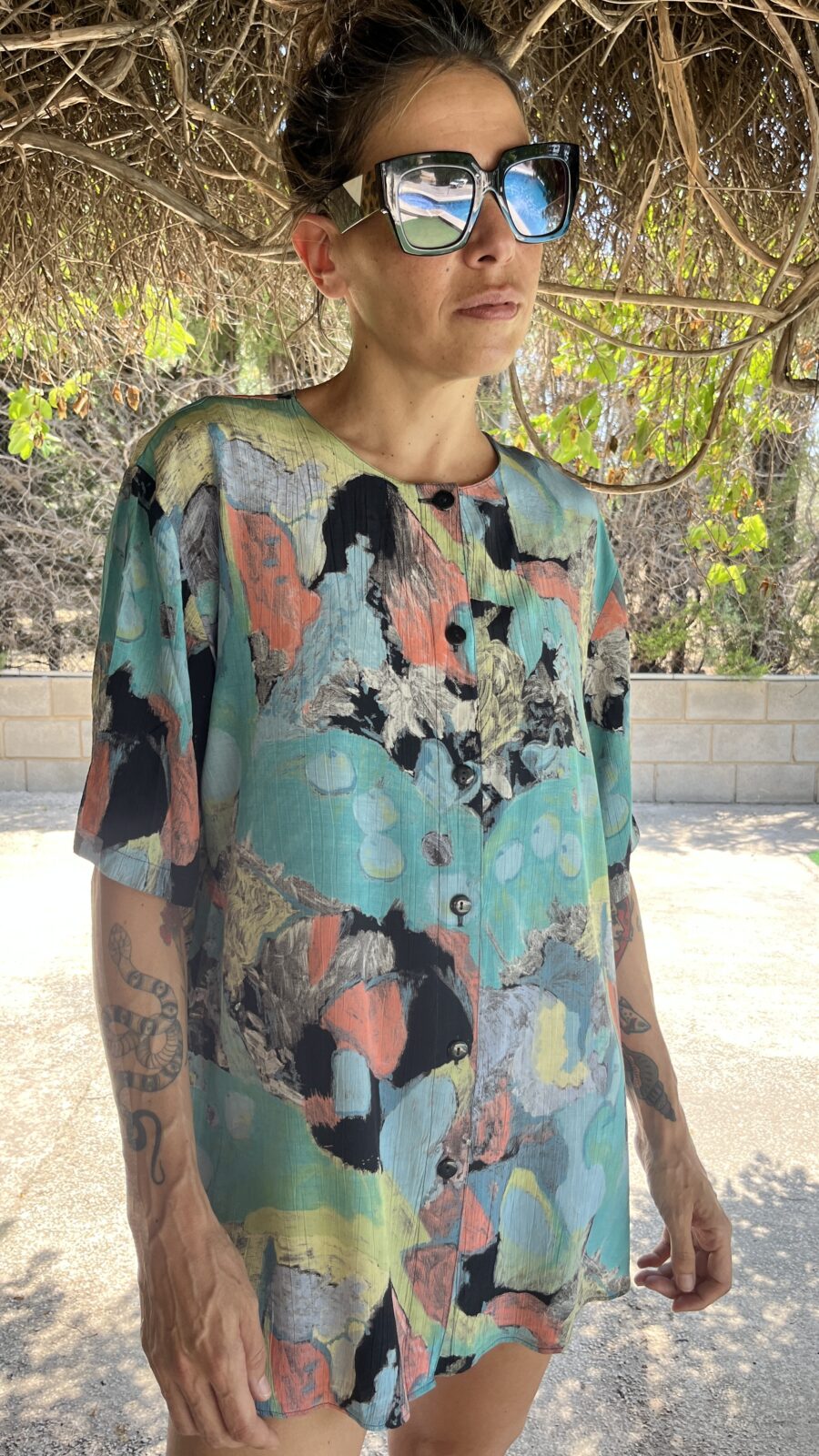 Camisa Vintage Unisex Años 80 con Estampado Artístico Multicolor - Imagen 2