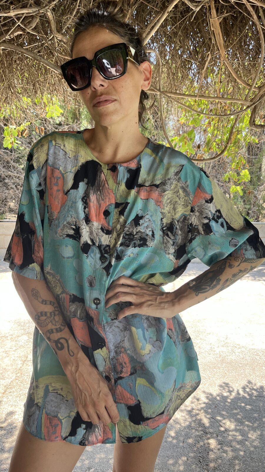 Camisa Vintage Unisex Años 80 con Estampado Artístico Multicolor - Imagen 6