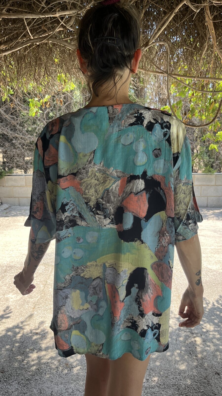 Camisa Vintage Unisex Años 80 con Estampado Artístico Multicolor - Imagen 9