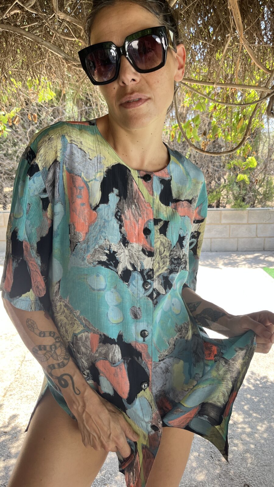 Camisa Vintage Unisex Años 80 con Estampado Artístico Multicolor - Imagen 4