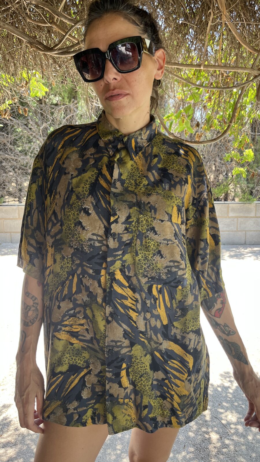 Camisa Vintage con Estampado Animal Print en Tonos Tierra - Imagen 5